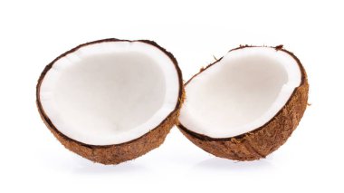 Eski kırık parçalar halinde ve beyaz arka plan üzerinde yığılmış organik hindistan cevizi meyve hindistancevizi brown