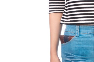Beyaz arka planda izole edilmiş kot pantolonun cebindeki cüzdan