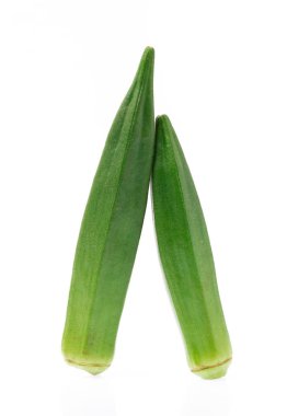 Beyaz arka planda izole edilmiş taze taze bamya