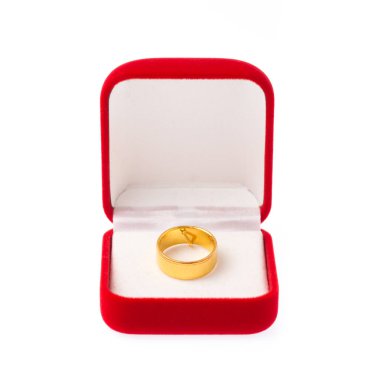 Kırmızı kadife kutudaki altın yüzük beyaz arkaplanda izole edilmiş.