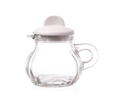 Beyaz arka planda izole edilmiş boş cam çeşni şişesi.