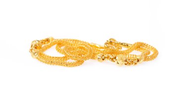 Beyaz arka plan üzerinde izole altın kolye