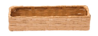 Beyaz arkaplandan izole edilmiş boş bambu sepeti.