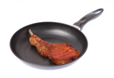 Beyaz arka planda ızgara domuz pirzolası.