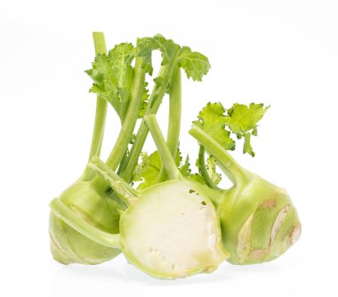 Beyaz arka planda taze kohlrabi (Brassica oleracea) kesimi