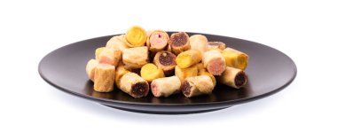 Doldurulmuş çikolatalı abur cubur; beyaz arka planda yalıtılmış mango ve çilek