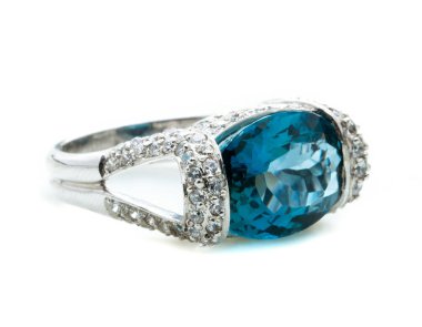 Beyaz arkaplanda safir yüzük