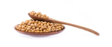 Tabakta soya fasulyesi, beyaz arka planda izole edilmiş.