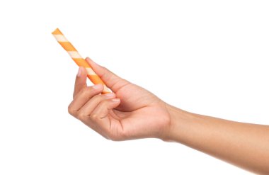 El ele tutuşan çizgili gofret ruloları beyaz arka planda portakalla izole edilmiş.