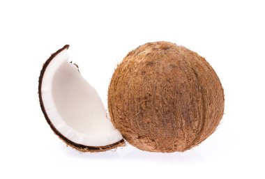 Eski kırık parçalar halinde ve beyaz arka plan üzerinde yığılmış organik hindistan cevizi meyve hindistancevizi brown