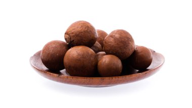 Beyaz arkaplanda izole edilmiş yemek üzerine Macadamia fındığı.