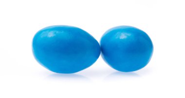 Beyaz arkaplanda izole edilmiş renkli çikolata şekerleme düğmeleri