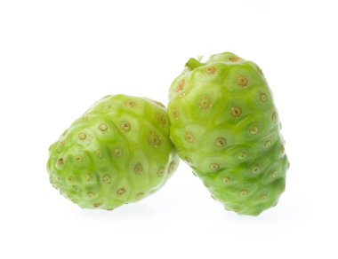 Noni meyvesi beyaz arkaplanda izole.