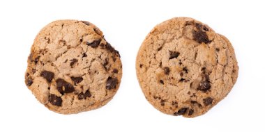 Beyaz arka planda izole edilmiş ev yapımı çikolatalı bisküviler.