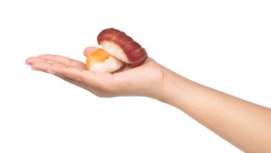 El ele tutuşan Somon Suşisi beyaz arka planda izole edildi