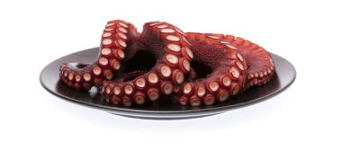 Beyaz arkaplanda izole edilmiş tabağın üzerindeki mürekkep balığı dokunaçlarının güzelliği