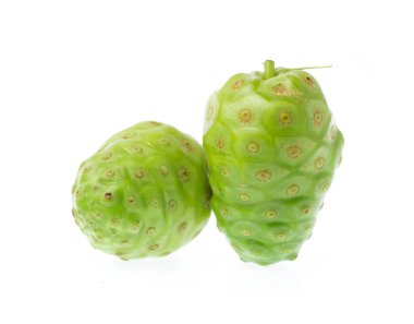 Noni meyvesi beyaz arkaplanda izole.