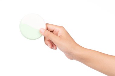 Makyaj için el ele tutuşmalar pudra izolasyonu beyaz arka planda.