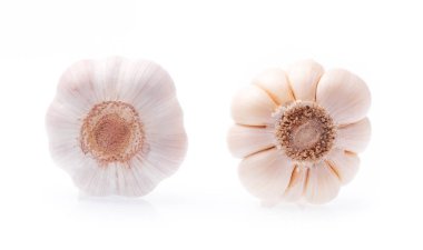 Beyaz arkaplanda sarımsak izole edilmiş.