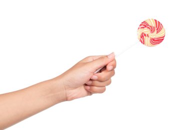 Beyaz arka plan üzerinde izole renkli sarmal lolipop tutan el.
