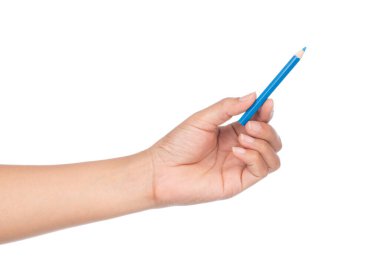 Beyaz arkaplanda el ele tutuşan renkli kalemler izole edilmiş.