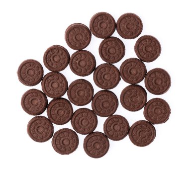 Beyaz arka plan üzerinde izole krema dolgulu kurabiye.