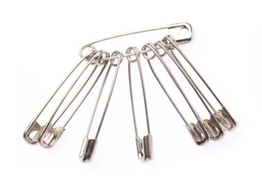 Beyaz arkaplanda güvenlik iğnesi izole edildi