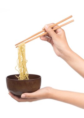 Çin vermicelli yemek çubukları ve beyaz arka planda izole edilmiş kase.