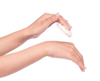 Beyaz arka planda yüz pudrası izolasyonu.. 