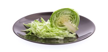 Beyaz arka planda izole edilmiş bir tabakta yeşil lahana dilimi