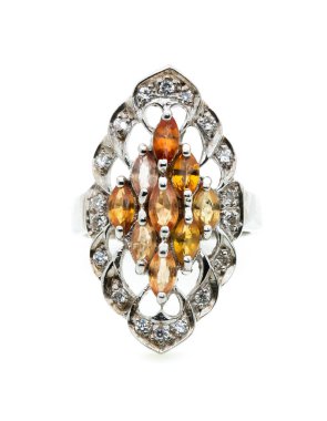 Beyaz zemin üzerinde sarı topaz taşı olan klasik bir yüzük.