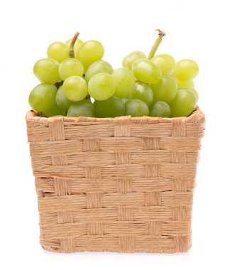 Beyaz arkaplanda izole edilmiş üzüm sepeti