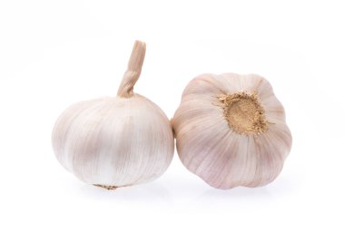 Beyaz arkaplanda sarımsak izole edilmiş.