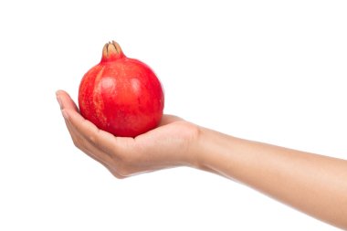 Beyaz arkaplanda el ele tutuşan nar