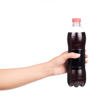 Kola plastik şişesi beyaz arka planda izole edilmiş karbonatlı bir meşrubattır.