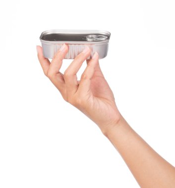 El ele tutuşan konserve yiyecekler beyaz arka planda izole edilmiş