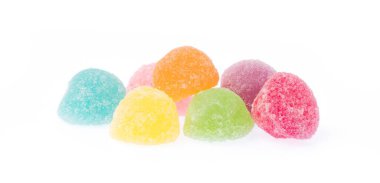 Renkli şekerler, beyaz arka planda izole edilmiş tatlı jöleler.