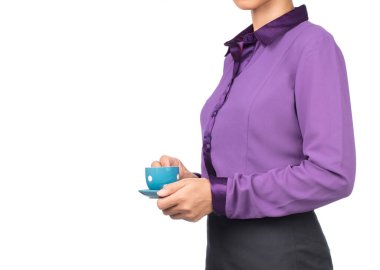 Mor gömlekli güzel bir kadın beyaz arka planda bir fincan kahve tutuyor.