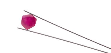 Beyaz arkaplanda izole edilmiş pembe safir.