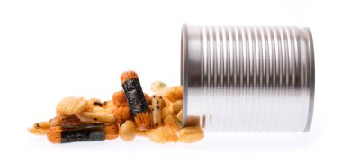 Alüminyum konserve aperatifler pirinç krakerler, fındıklar ve kuru balıklar beyaz arka planda izole edilmiş.