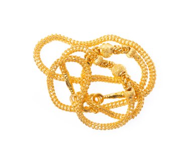 Beyaz arka plan üzerinde izole altın kolye