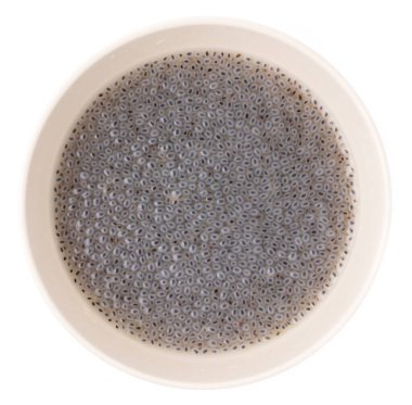 Tatlı fesleğen tohumu beyaz arka planda izole edilmiş..