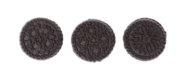 Beyaz arkaplanda izole edilmiş kurabiye bisküvileri