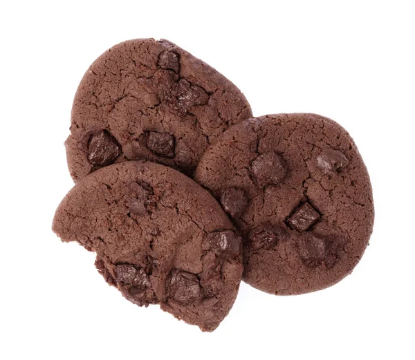 Beyaz arka planda izole edilmiş çikolata parçacıklı kurabiyeler.