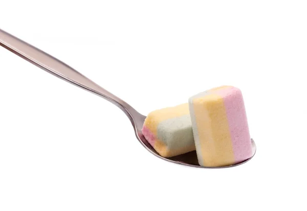 Colher Com Pastel Marshmallows Isolado Sobre Fundo Branco — Fotografia de Stock