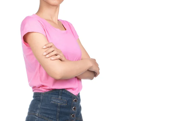 Mulher Vestindo Camiseta Rosa Branco Jeans Cruzou Braços Isolados Fundo — Fotografia de Stock