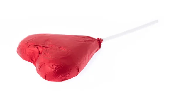红箔包裹的巧克力心形 白色背景隔离 — 图库照片