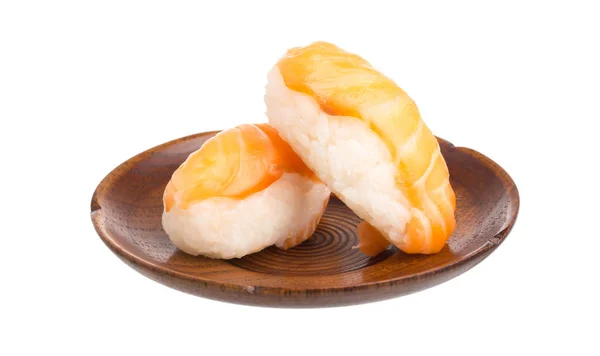 新鲜寿司放在木制盘子上 白色背景隔离 — 图库照片
