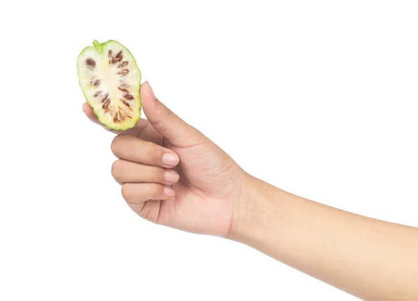 Hand Halten Scheibe Noni Fruit Isoliert Auf Weißem Hintergrund — Stockfoto