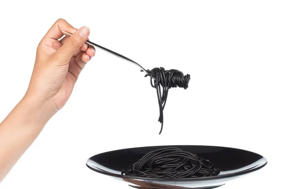Ręka Gospodarstwa Rolki Czarny Makaron Spaghetti Widelcem Izolowane Białym Tle — Zdjęcie stockowe